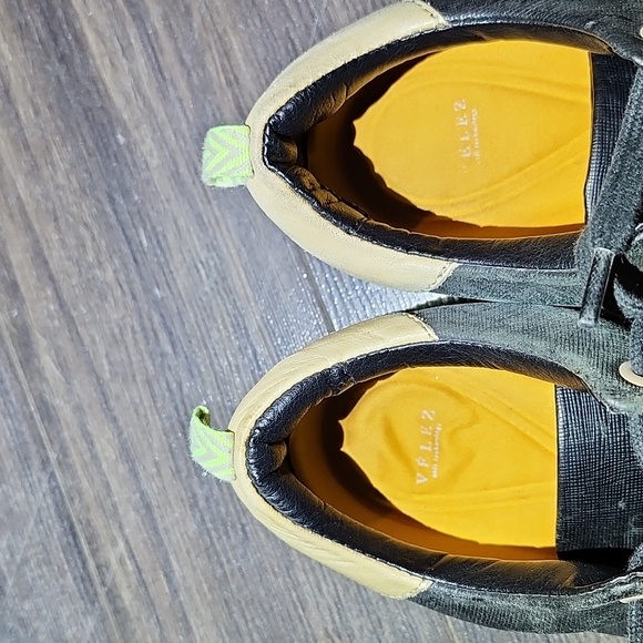 Velez black size 8 excellent used condition sneaker - Picture 3 of 6